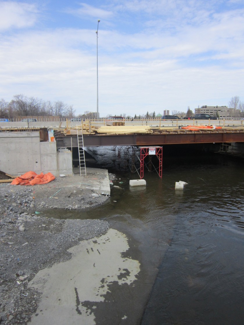 Construction of Rideau River path under Queensway